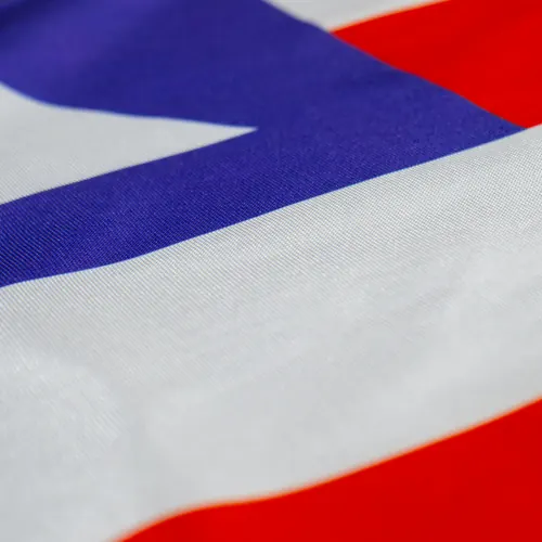 Detalhe das cores da bandeira da Bahia no tecido