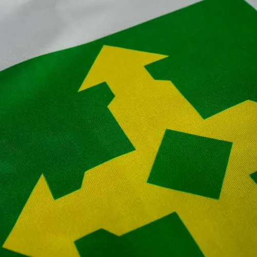 Detalhe das cores da bandeira do Distrito Federal no tecido
