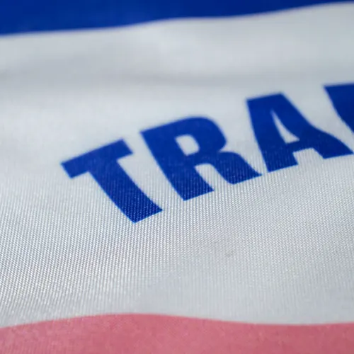 Detalhe das cores da bandeira do Espírito Santo no tecido