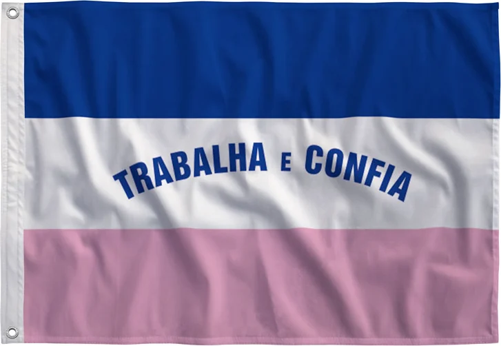 Bandeira do Espírito Santo estendida, com bainha e ilhós
