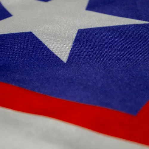 Detalhe das cores da bandeira do Maranhão no tecido