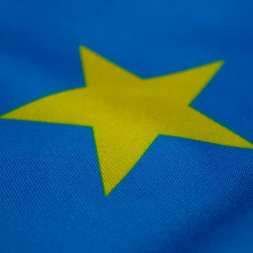 Detalhe das cores da bandeira de Mato Grosso do Sul no tecido