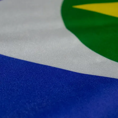 Detalhe do caimento da bandeira de Mato Grosso