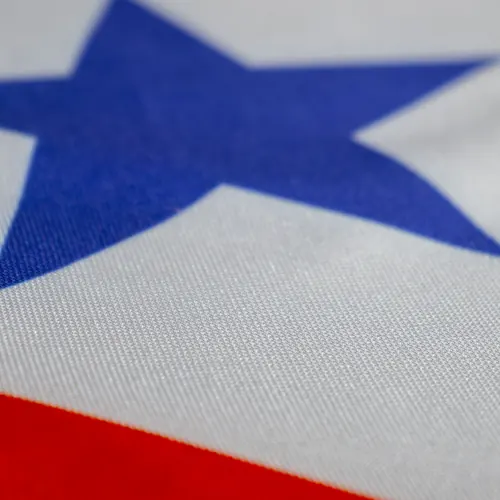 Detalhe das cores da bandeira do Pará no tecido