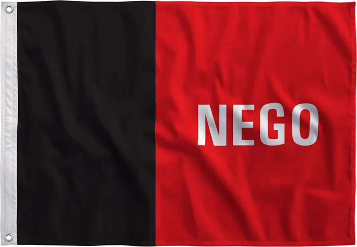 Bandeira da Paraíba estendida, com bainha e ilhós