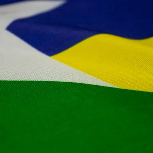 Detalhe das cores da bandeira de Rondônia no tecido